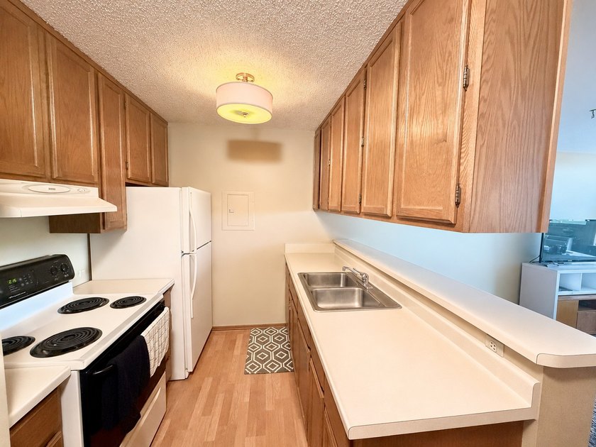 Value priced 16th floor unit in Centre Village Condominiums - photo 3