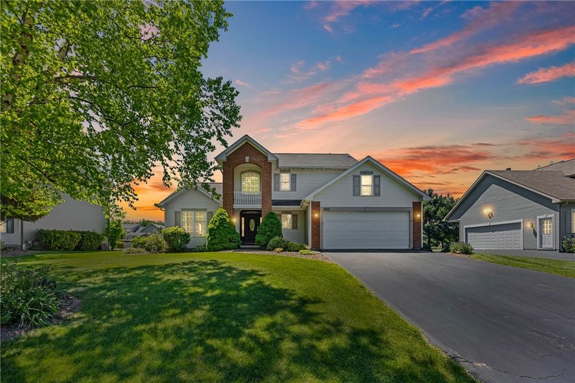 Welcome to this beautifully maintained Contemporary Colonial in - photo 4