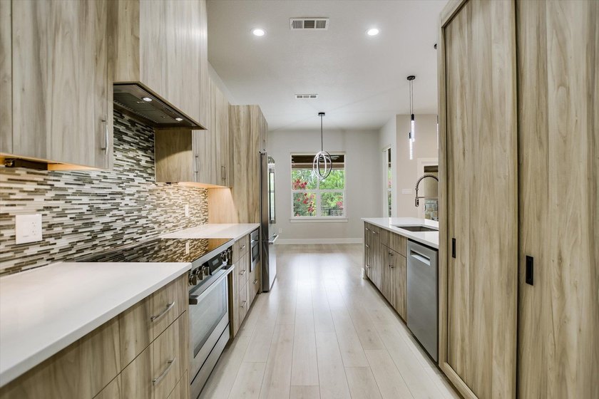 LOCATION! CUSTOM! UPGRADES! BUILDERS PERSONAL HOME WITH UPGRADES - photo 11