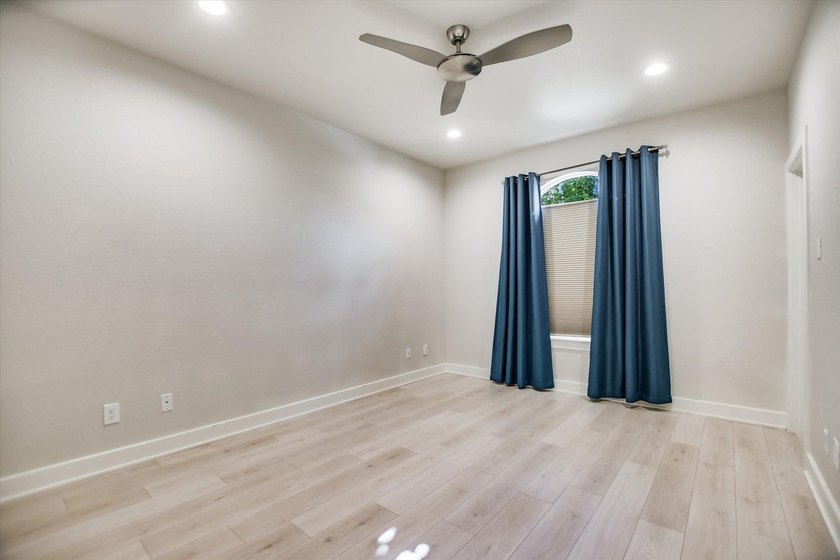 LOCATION! CUSTOM! UPGRADES! BUILDERS PERSONAL HOME WITH UPGRADES - photo 16