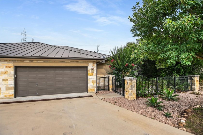 LOCATION! CUSTOM! UPGRADES! BUILDERS PERSONAL HOME WITH UPGRADES - photo 20