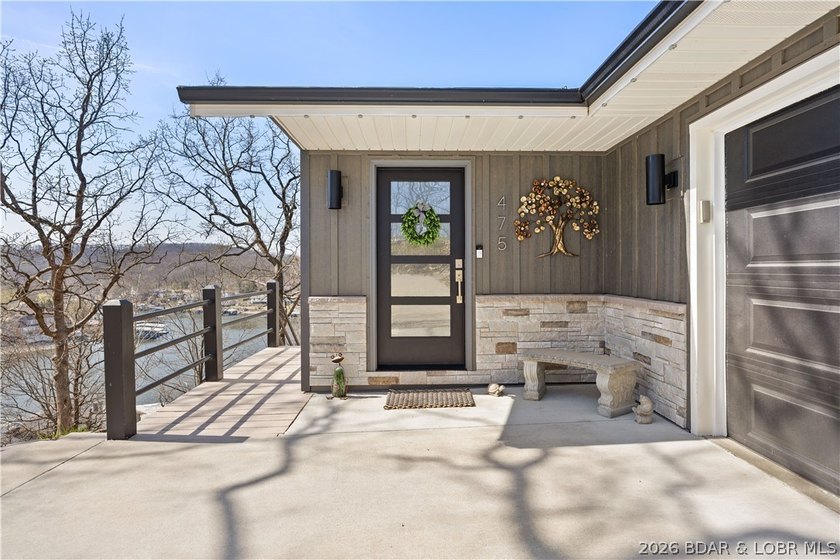 Discover this immaculate 2nd-tier ranch in Linn Creek, boasting - photo 3