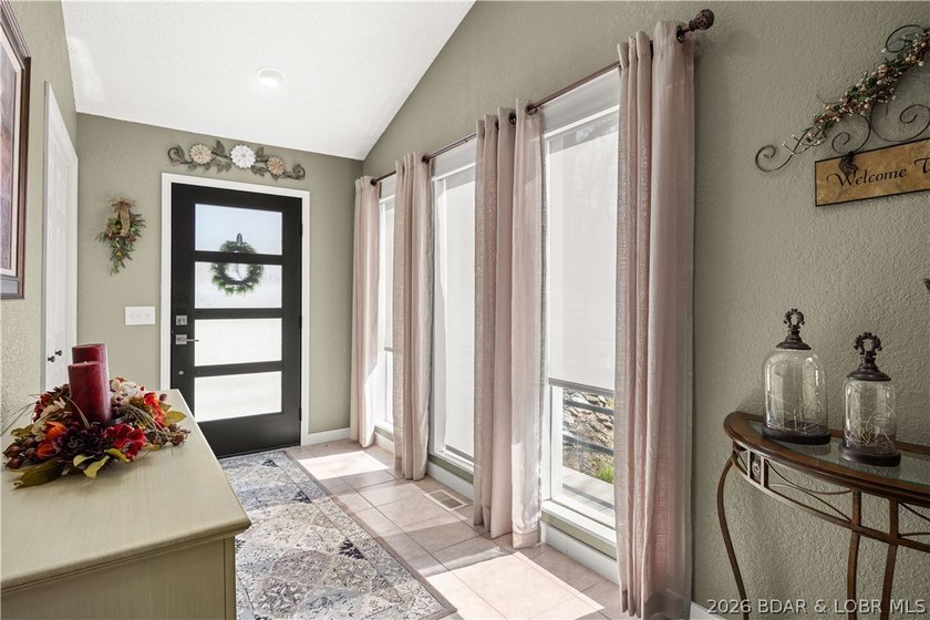 Discover this immaculate 2nd-tier ranch in Linn Creek, boasting - photo 5