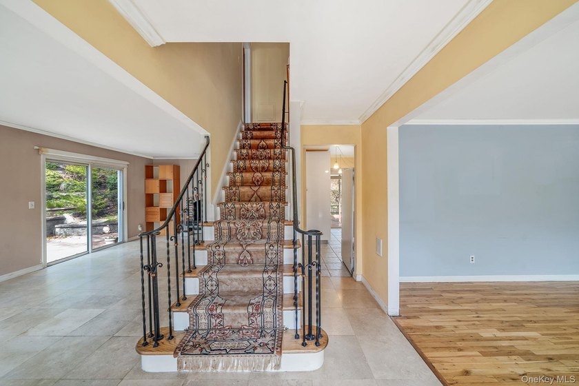 Tucked Away on a Secluded Cul-de-Sac, in the desirable - photo 4