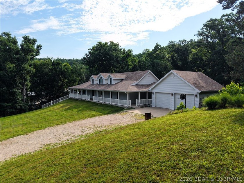 Lakefront Oasis! Discover this exceptional 5,200+ sq ft custom - photo 38