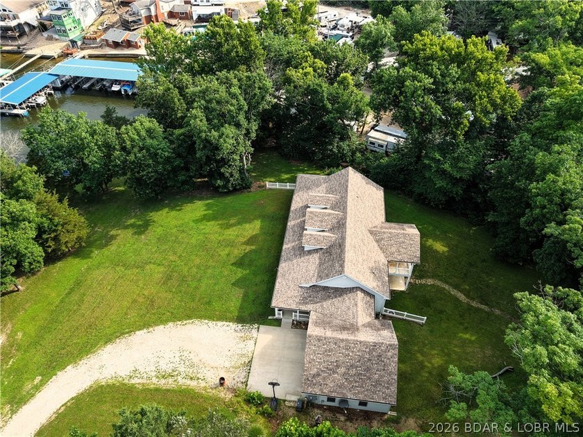 Lakefront Oasis! Discover this exceptional 5,200+ sq ft custom - photo 39