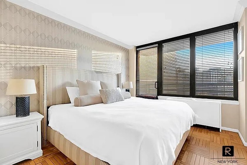 Beautifully renovated and flooded with natural Southern light - photo 3