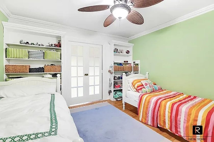 Beautifully renovated and flooded with natural Southern light - photo 4