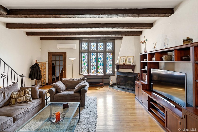 Welcome home to this beautiful Wolosoff Brothers Townhome on - photo 3