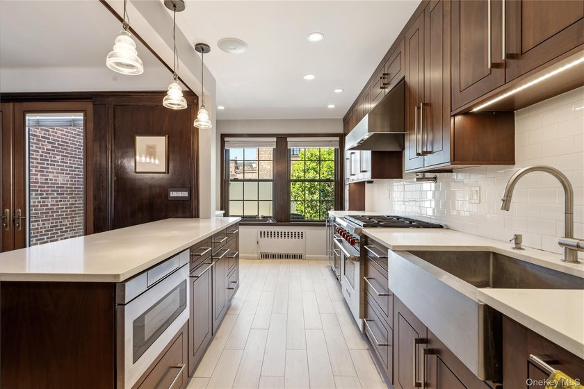 Welcome home to this beautiful Wolosoff Brothers Townhome on - photo 8