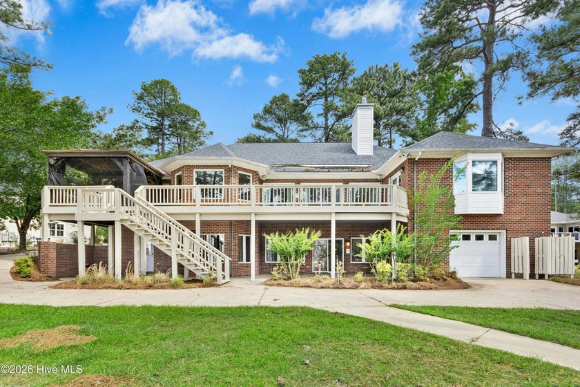 This gorgeous lakefront home is located at the end of a quiet - photo 2