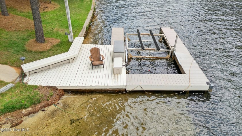 This gorgeous lakefront home is located at the end of a quiet - photo 7