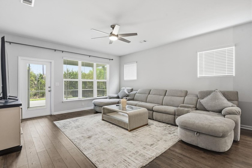 This popular Beazer Hickory model, built in April 2025, offers a - photo 13