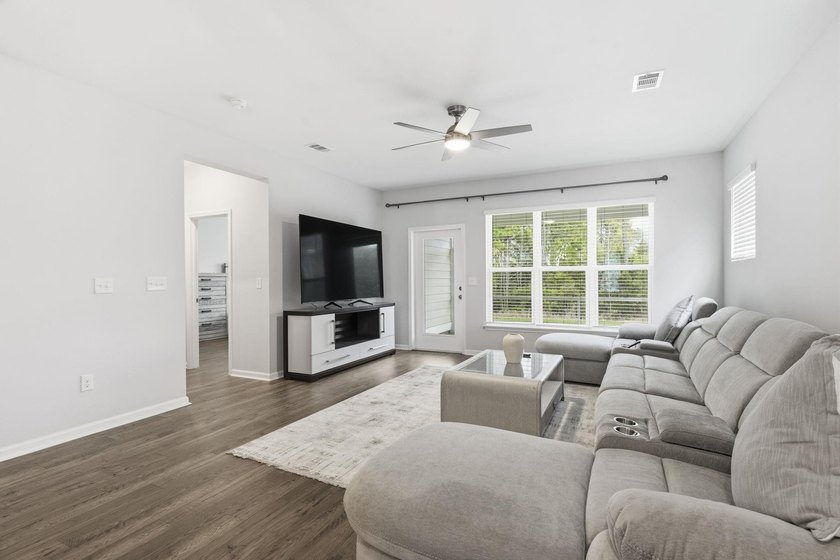 This popular Beazer Hickory model, built in April 2025, offers a - photo 15