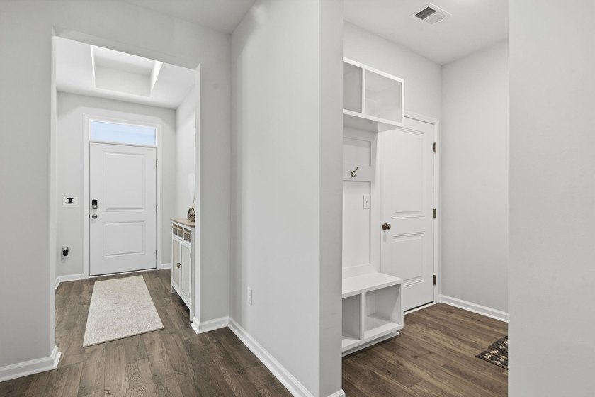 This popular Beazer Hickory model, built in April 2025, offers a - photo 18