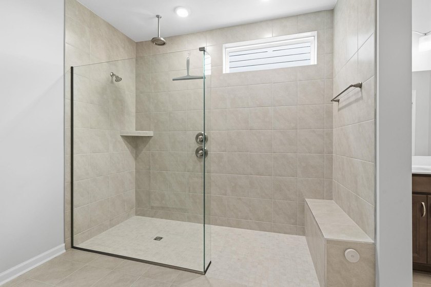 This popular Beazer Hickory model, built in April 2025, offers a - photo 23