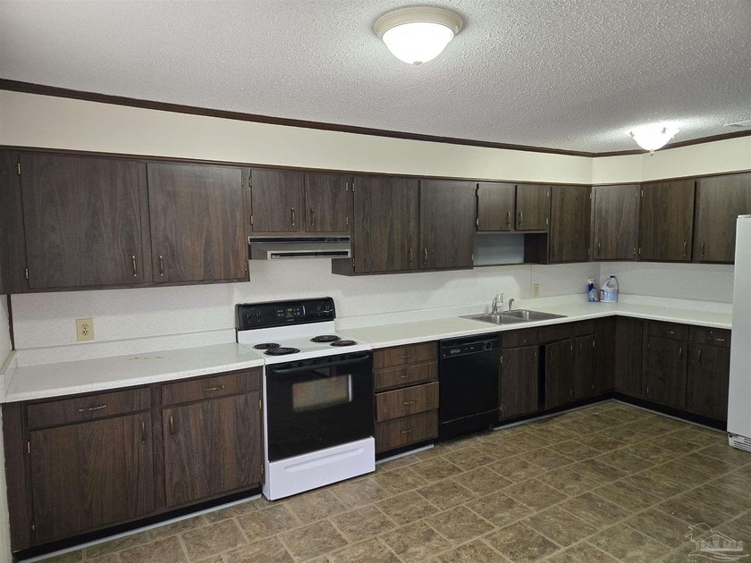 Investment Opportunity - Tenant Occupied Through May 2027! Don't - photo 3