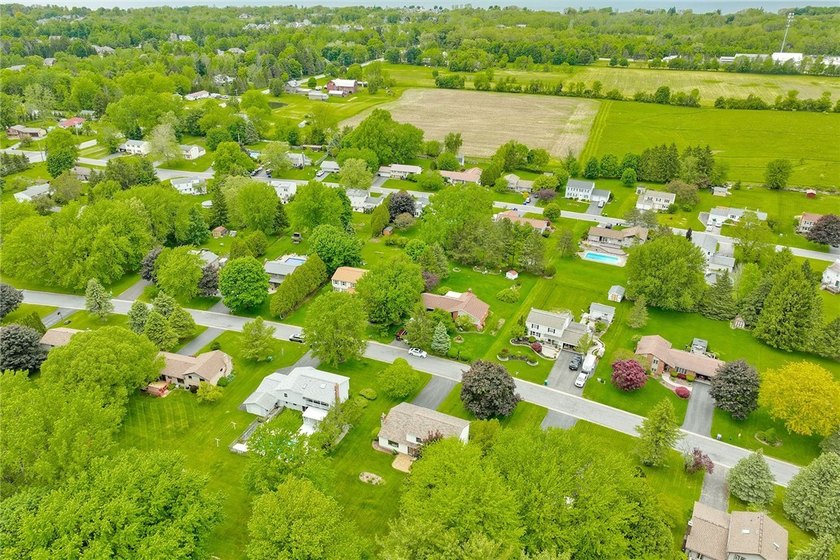 EXCEPTIONAL!!! LOVINGLY CARED FOR by PROUD OWNERS of 39 YEARS! - photo 4