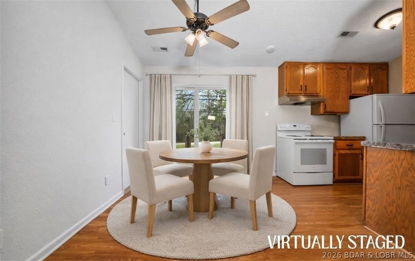 Escape to this charming and affordable lake retreat, just - photo 2