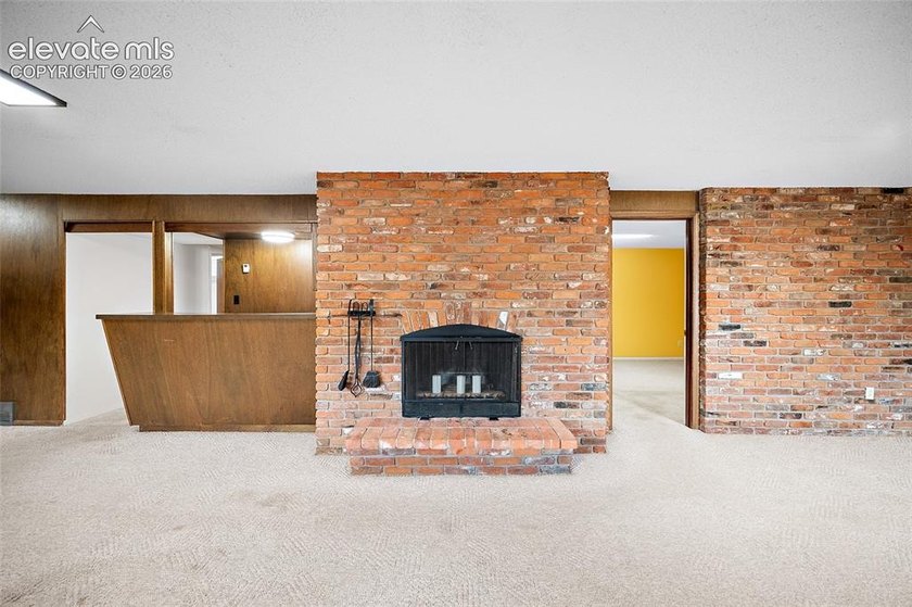 Welcome to this exceptional 5-bedroom, 3-bathroom home in Skyway - photo 27
