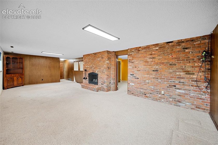 Welcome to this exceptional 5-bedroom, 3-bathroom home in Skyway - photo 28