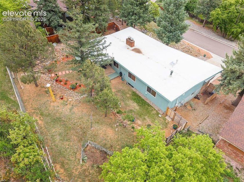 Welcome to this exceptional 5-bedroom, 3-bathroom home in Skyway - photo 42