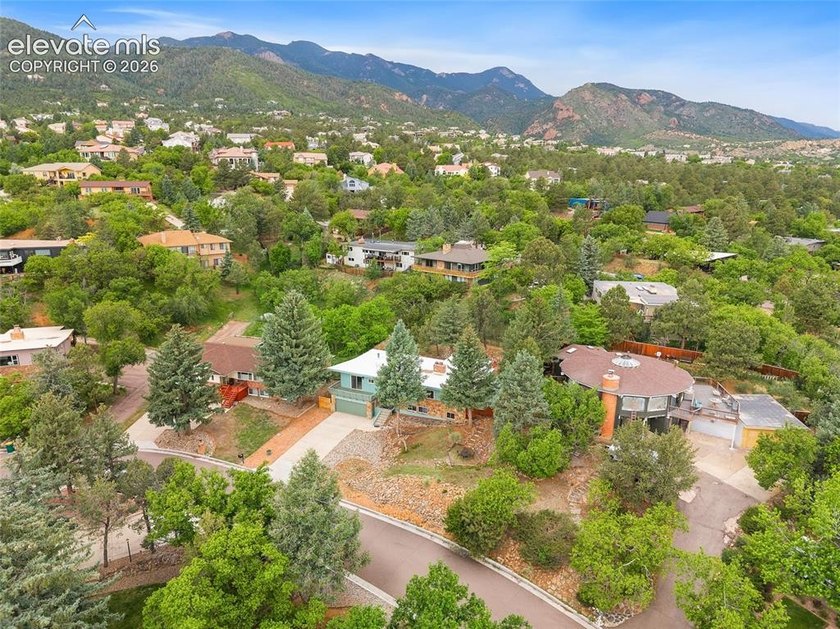 Welcome to this exceptional 5-bedroom, 3-bathroom home in Skyway - photo 44