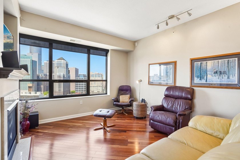 Elevated above the city on the 19th floor, this stunning corner - photo 5