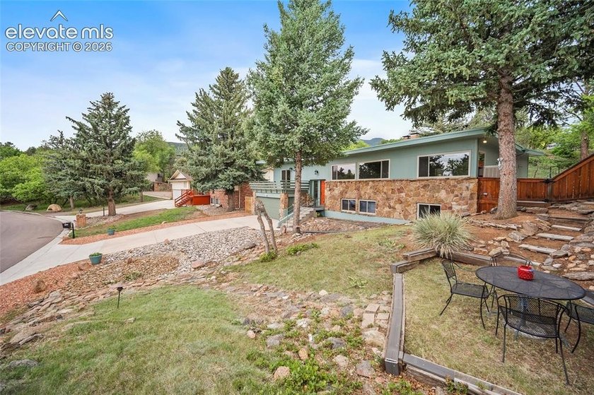 Welcome to this exceptional 5-bedroom, 3-bathroom home in Skyway - photo 48
