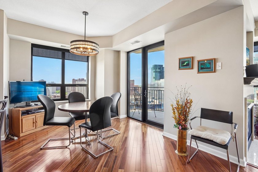 Elevated above the city on the 19th floor, this stunning corner - photo 8