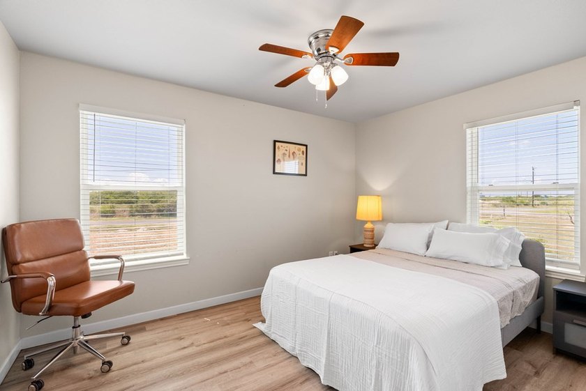 Charming Coastal Retreat in Holiday Beach W. Discover your - photo 13