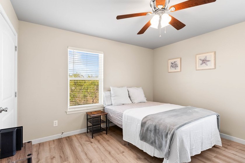 Charming Coastal Retreat in Holiday Beach W. Discover your - photo 15