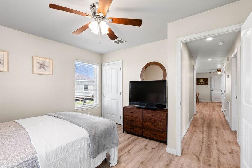 Charming Coastal Retreat in Holiday Beach W. Discover your - photo 16