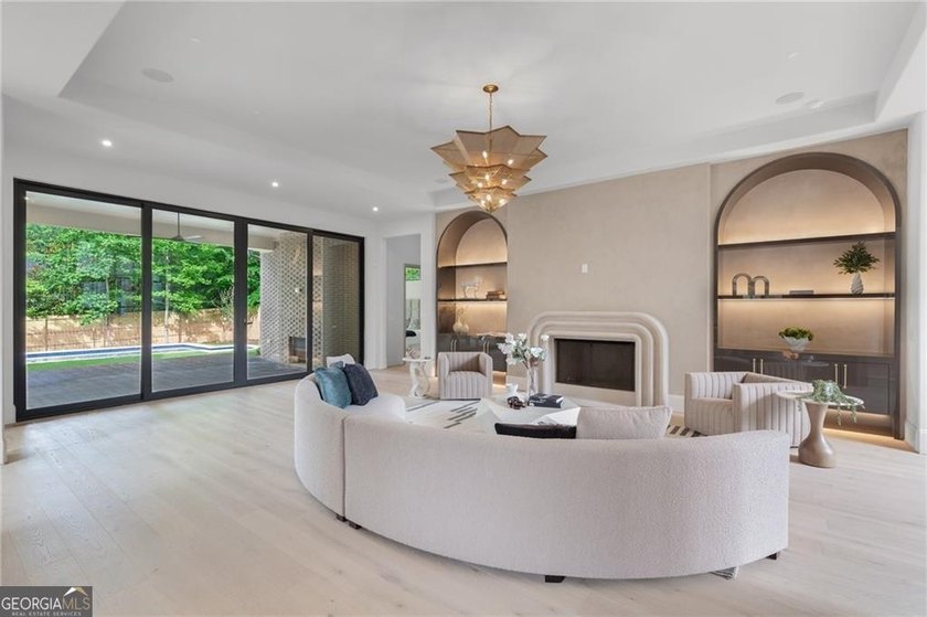 Crafted as a true statement piece, this extraordinary custom - photo 17