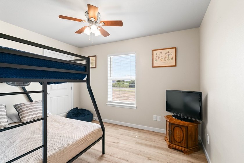 Charming Coastal Retreat in Holiday Beach W. Discover your - photo 18