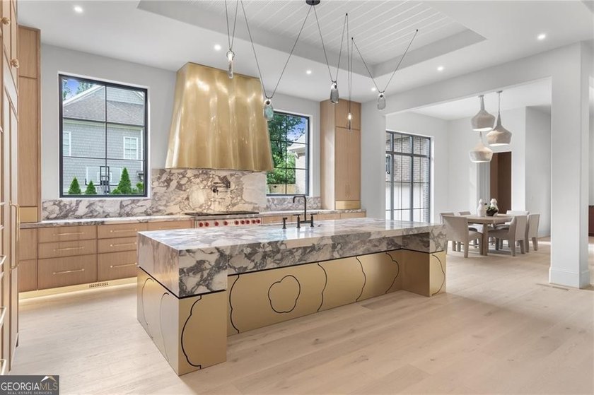 Crafted as a true statement piece, this extraordinary custom - photo 23