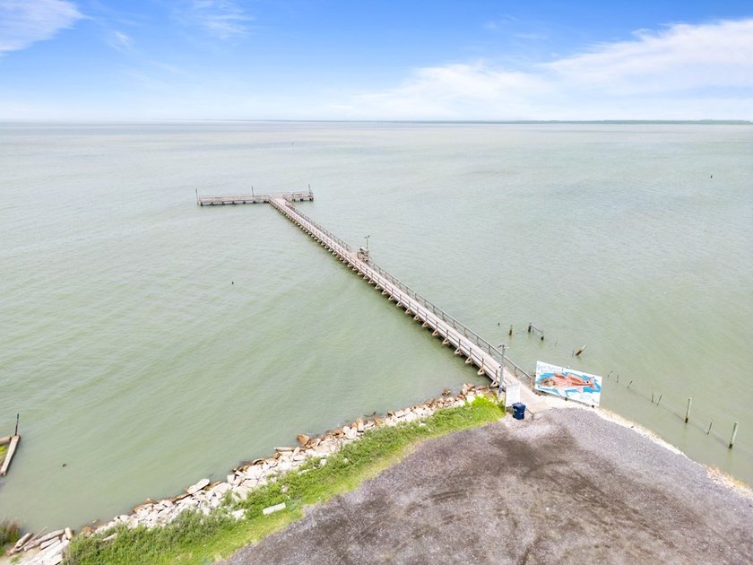 Charming Coastal Retreat in Holiday Beach W. Discover your - photo 23