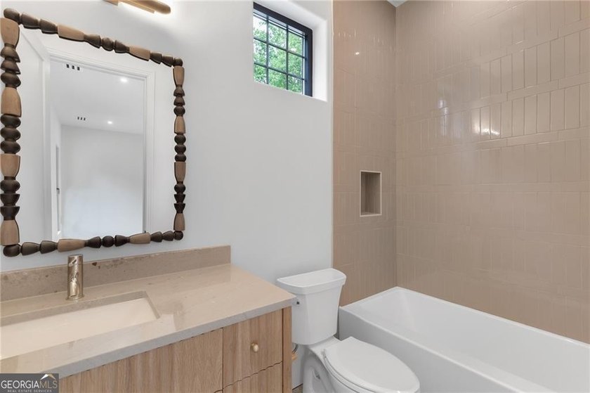 Crafted as a true statement piece, this extraordinary custom - photo 42