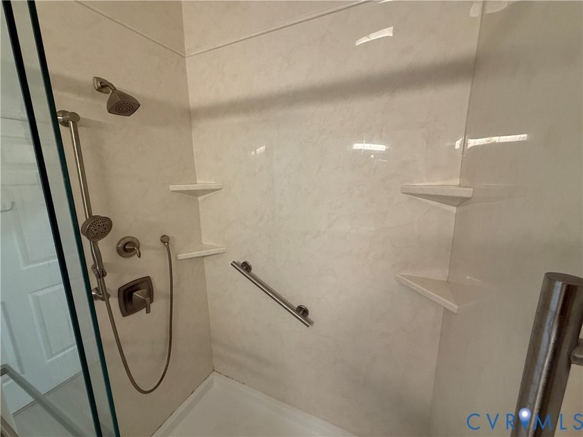 Welcome to this beautifully renovated first-floor condominium - photo 14