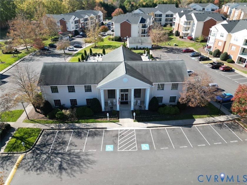 Welcome to this beautifully renovated first-floor condominium - photo 21
