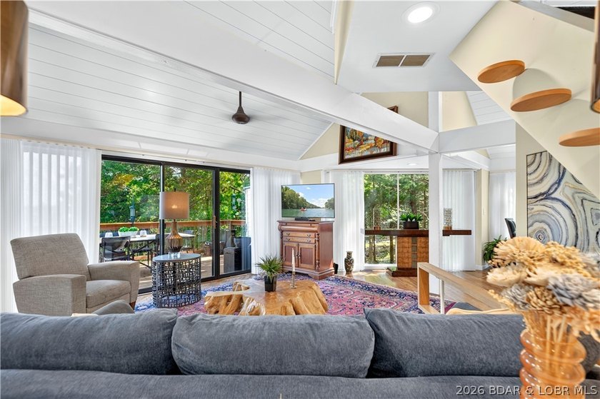Distinctive architecture meets effortless lake living in this - photo 30