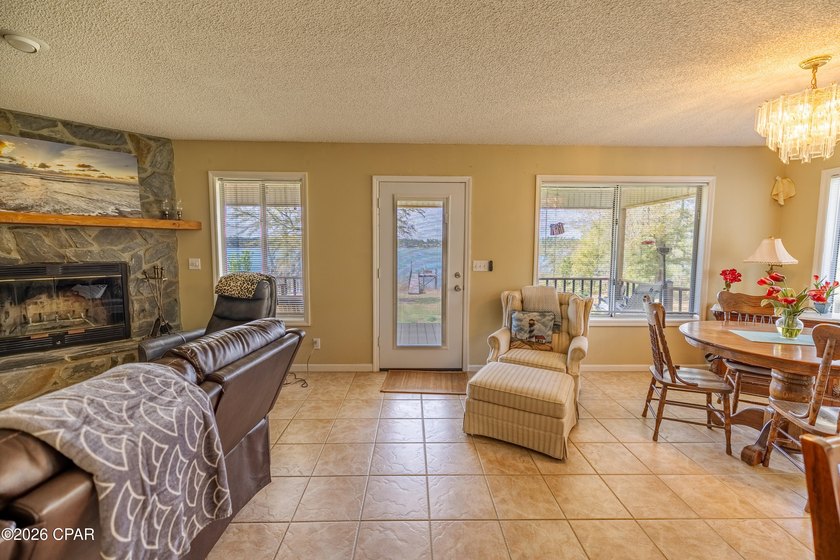 Beautiful lakefront single-family home on a full acre at the end - photo 8