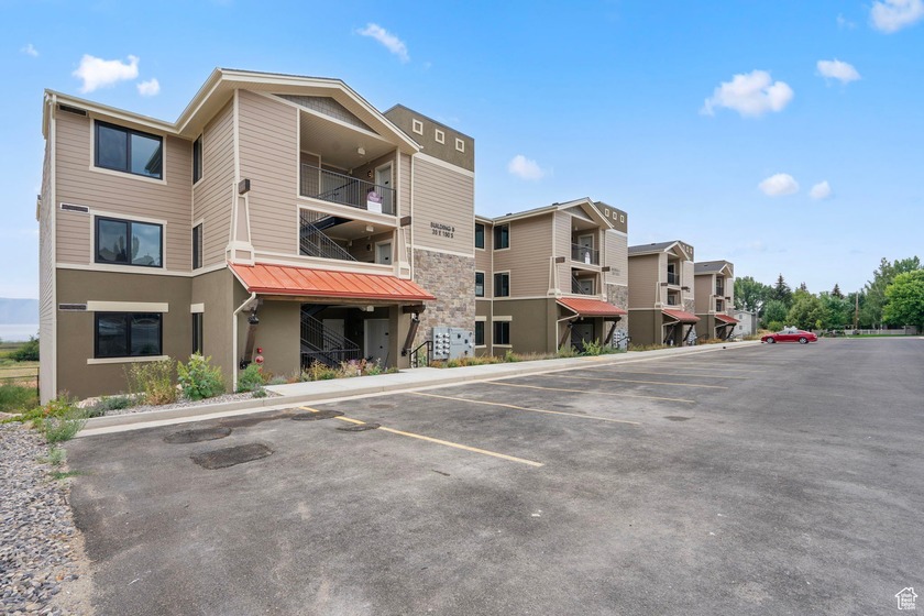Modern Luxury Condo Near Bear Lake Short term rental Approved - photo 4