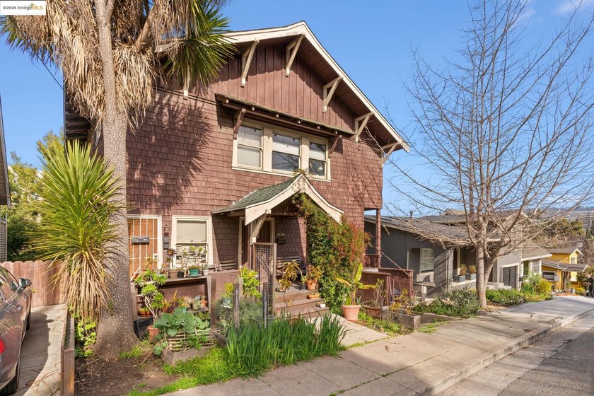 The upstairs unit has Old World charm, hardwood floors - photo 4