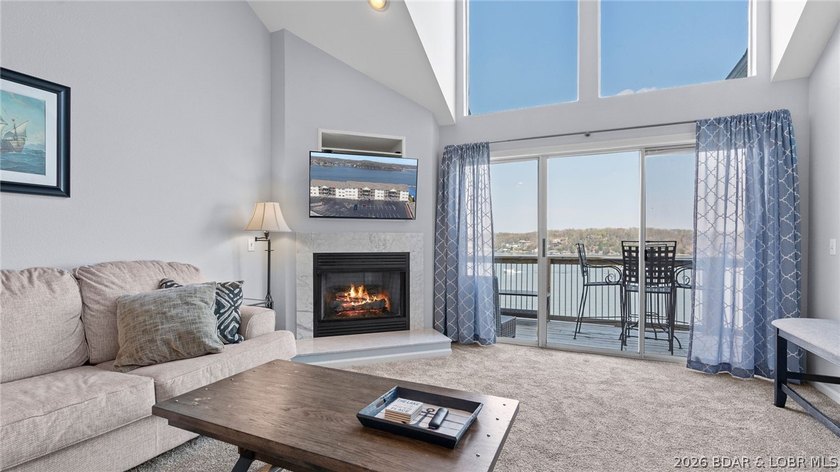 Welcome to this beautiful top-floor, turnkey condo in the heart - photo 2