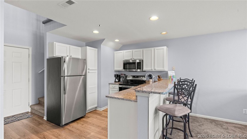 Welcome to this beautiful top-floor, turnkey condo in the heart - photo 6