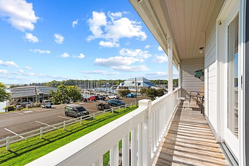 Your perfect lakeside escape awaits on Lake Barkley! This fully - photo 17