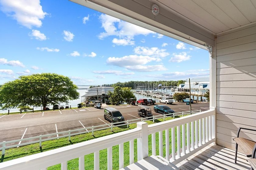 Your perfect lakeside escape awaits on Lake Barkley! This fully - photo 18