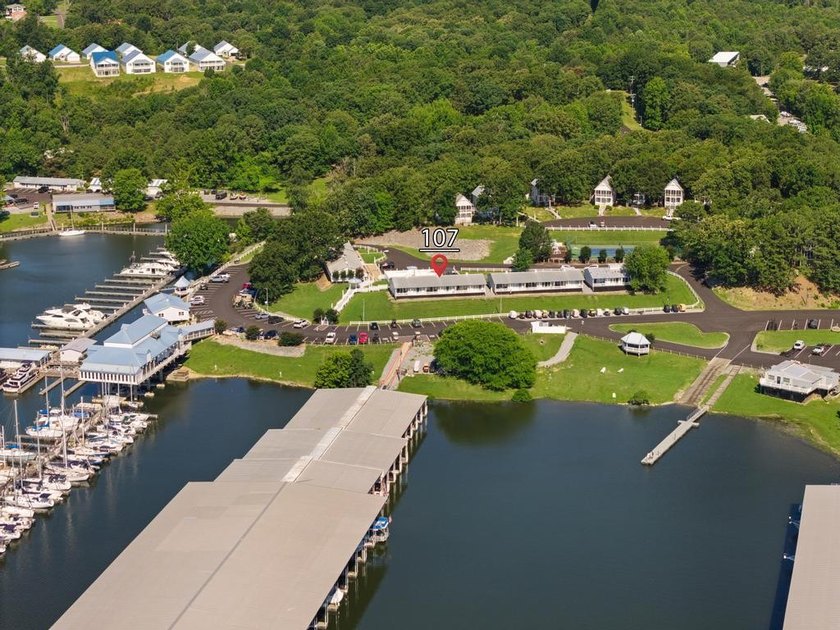 Your perfect lakeside escape awaits on Lake Barkley! This fully - photo 22