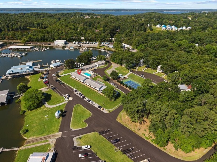 Your perfect lakeside escape awaits on Lake Barkley! This fully - photo 24